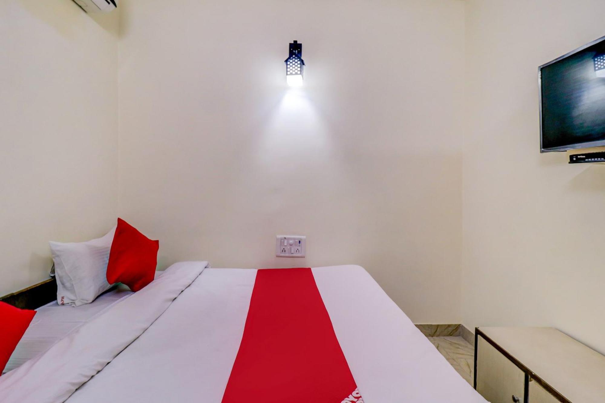 Hotel O Rs Hotels Near Pitampura Metro 德里 外观 照片
