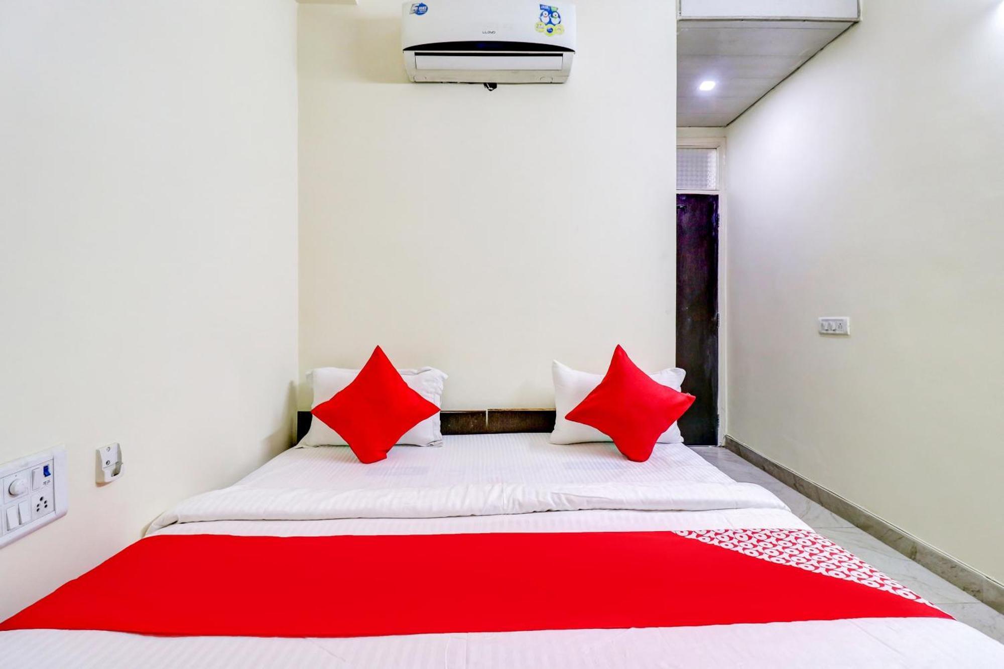 Hotel O Rs Hotels Near Pitampura Metro 德里 外观 照片