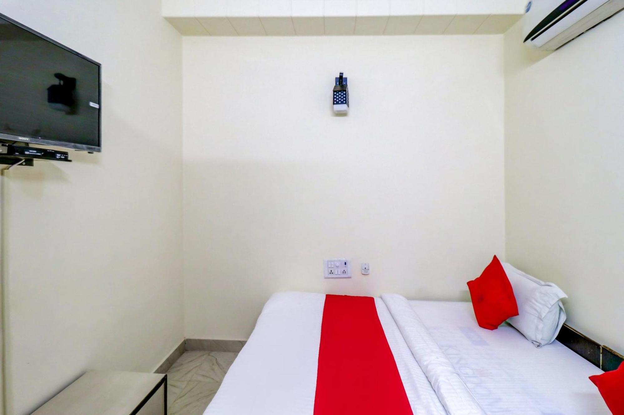 Hotel O Rs Hotels Near Pitampura Metro 德里 外观 照片