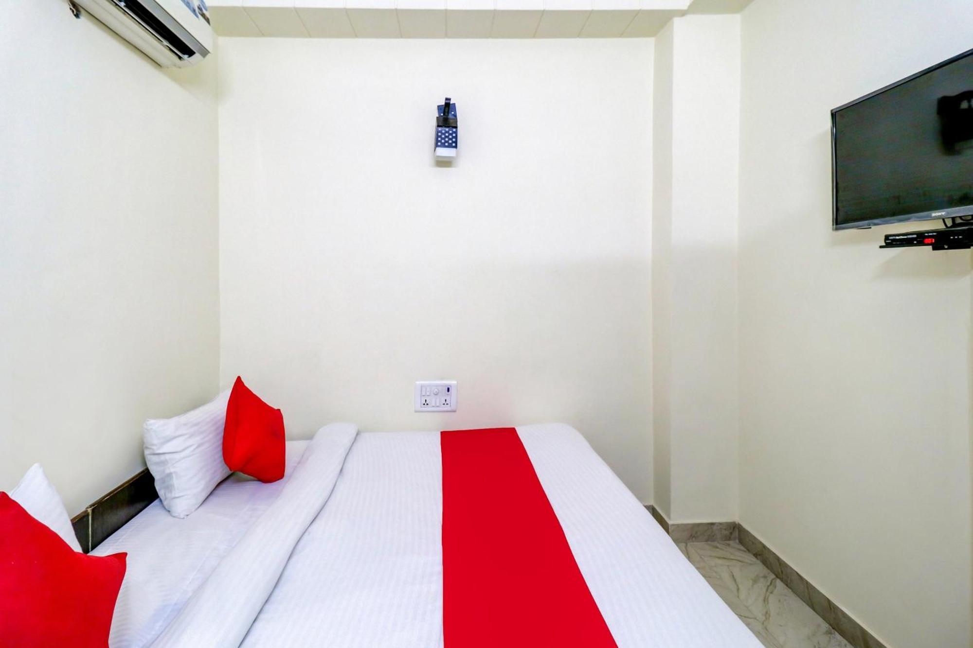 Hotel O Rs Hotels Near Pitampura Metro 德里 外观 照片