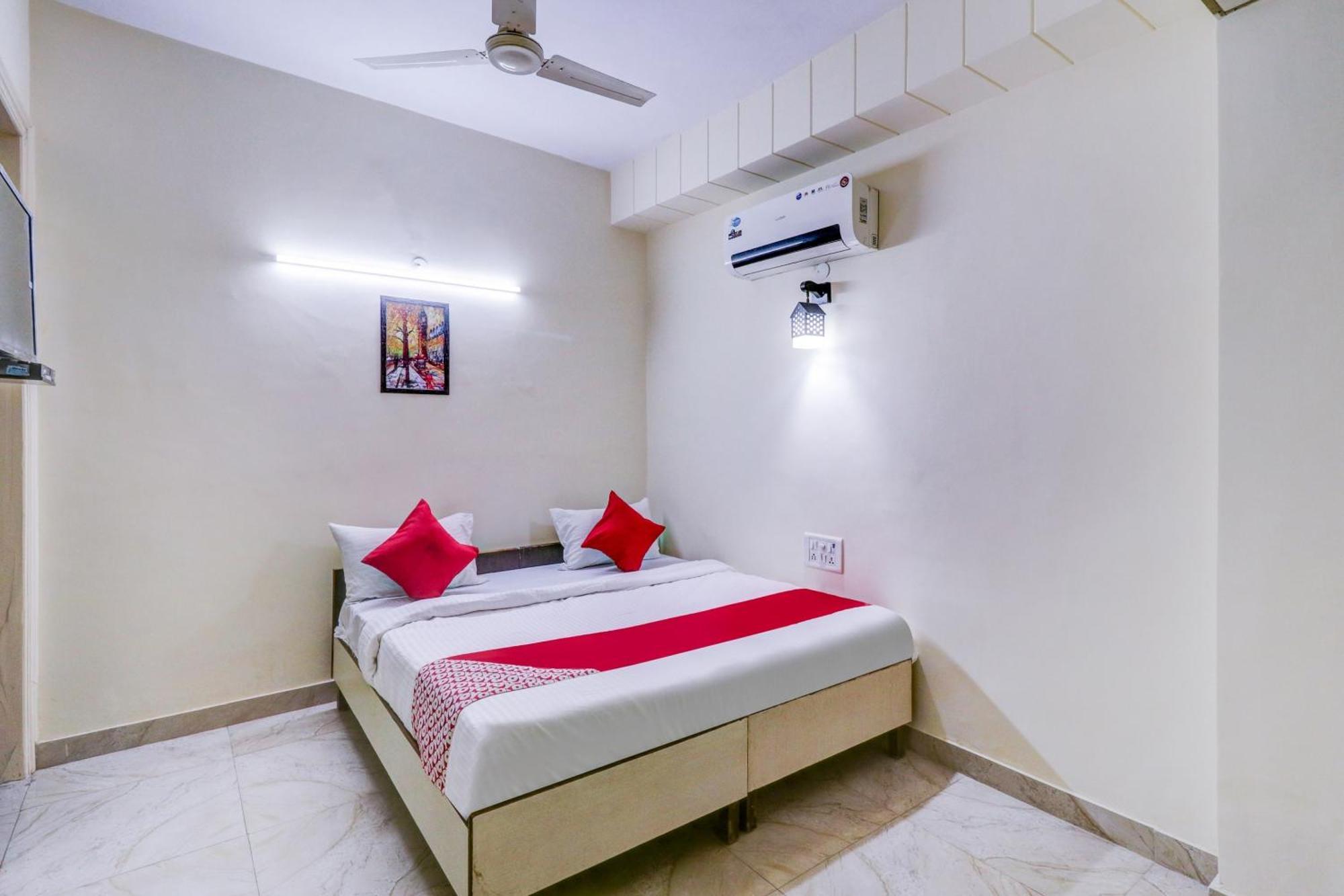 Hotel O Rs Hotels Near Pitampura Metro 德里 外观 照片