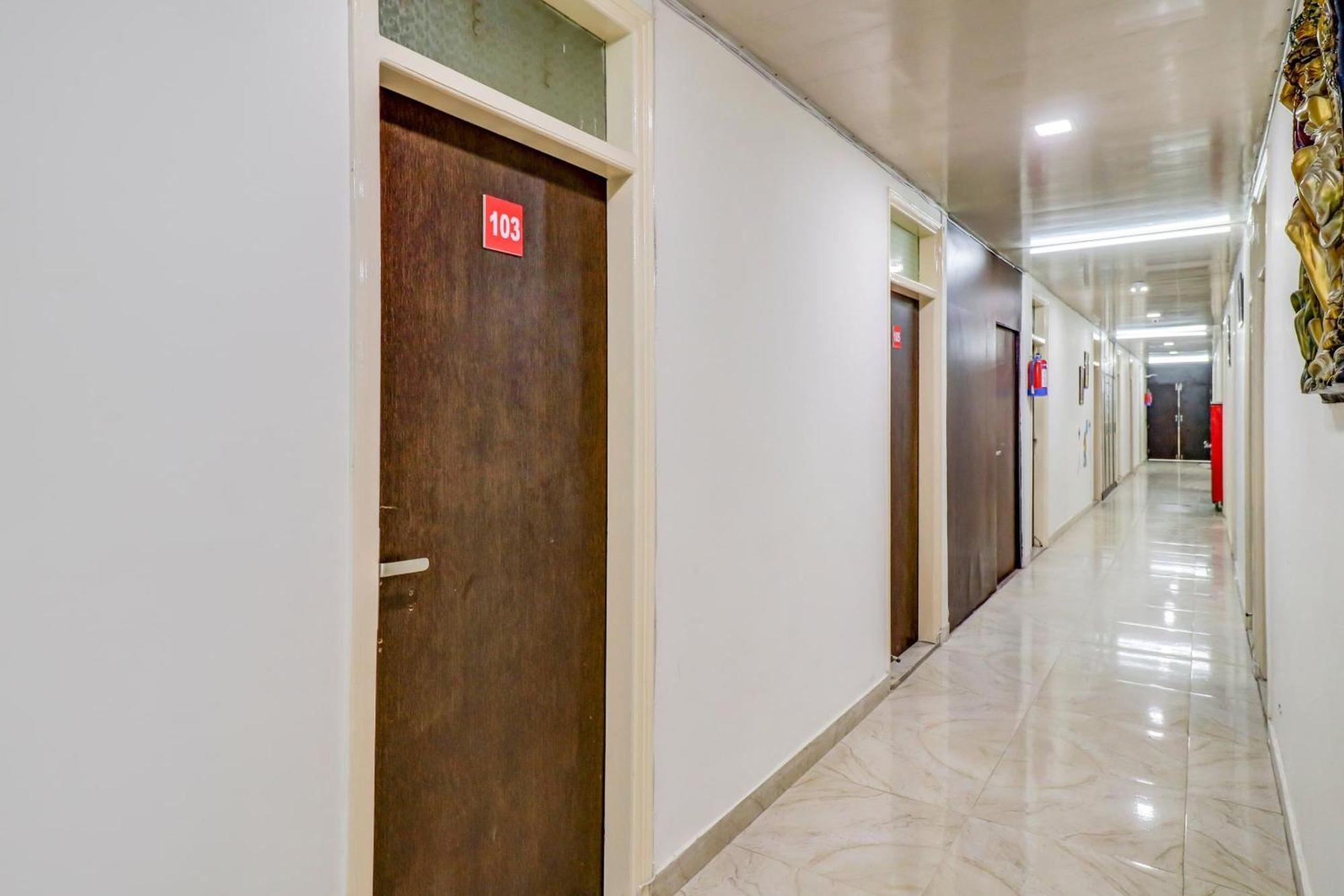 Hotel O Rs Hotels Near Pitampura Metro 德里 外观 照片