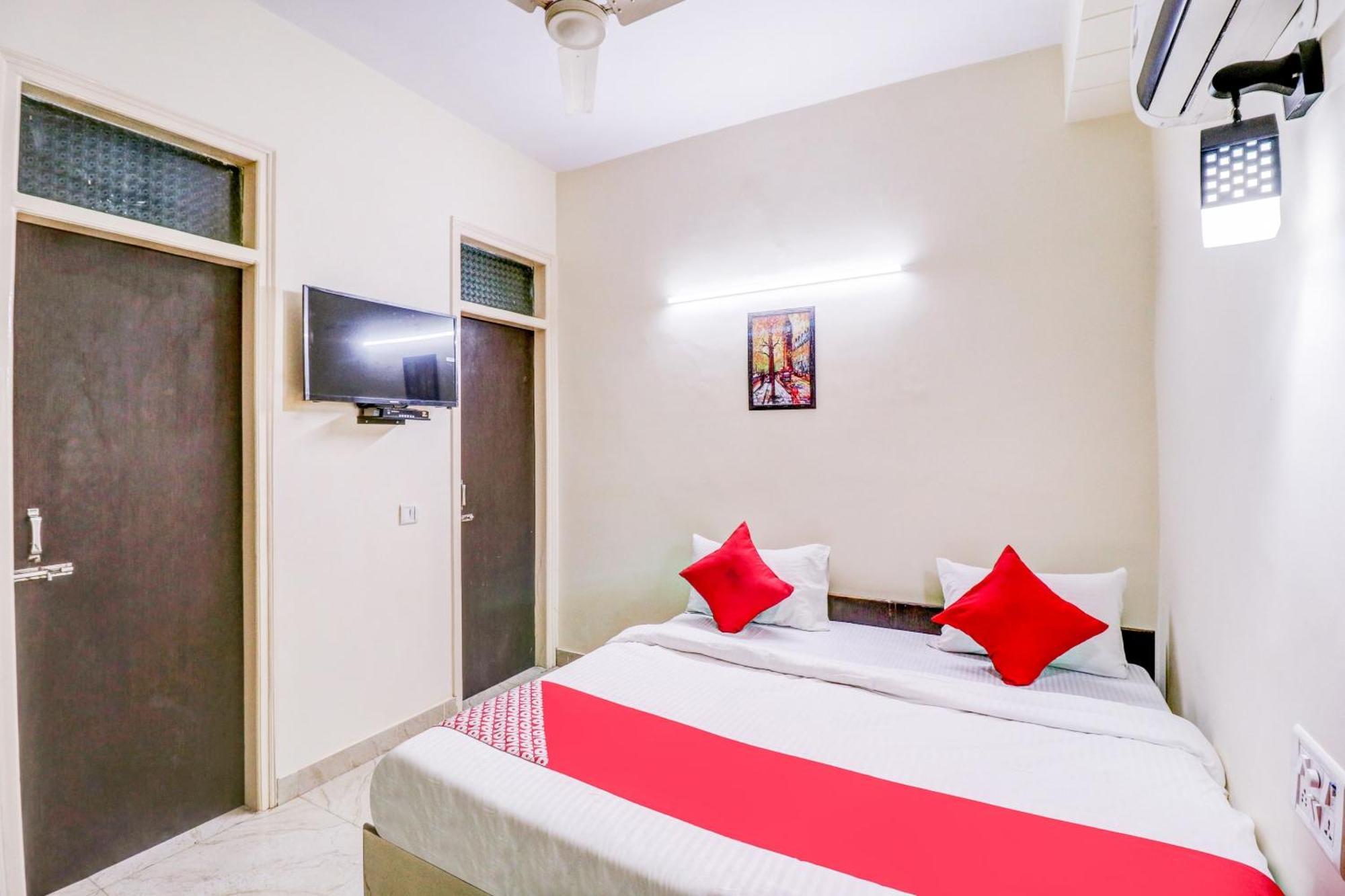 Hotel O Rs Hotels Near Pitampura Metro 德里 外观 照片