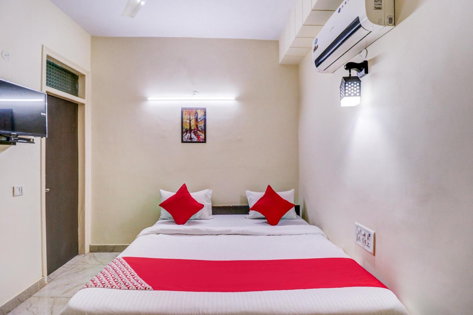 Hotel O Rs Hotels Near Pitampura Metro 德里 外观 照片