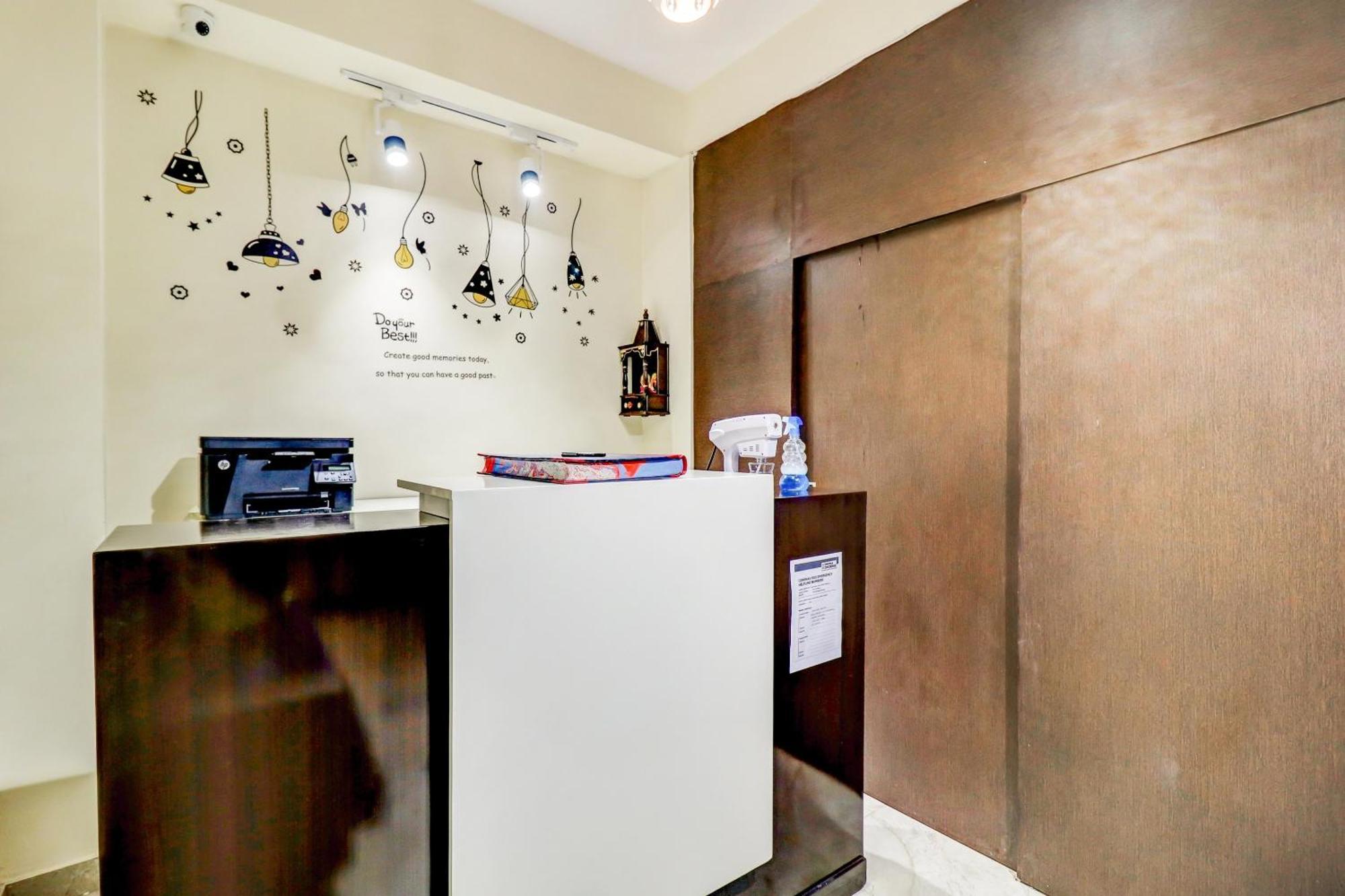 Hotel O Rs Hotels Near Pitampura Metro 德里 外观 照片